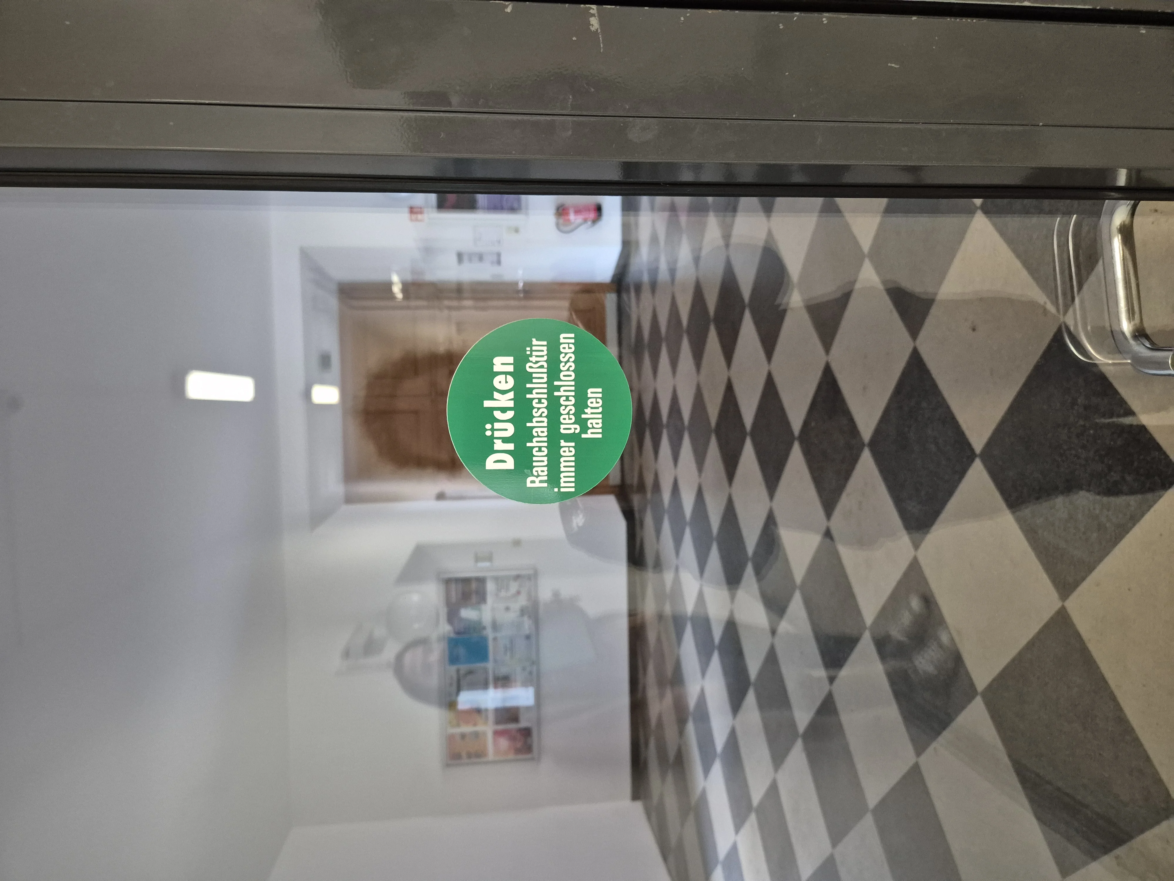 10 Wegelerstr. 10 1. OG Brandschutztür zwischen 1.F02 und 1.F04 Sticker.webp