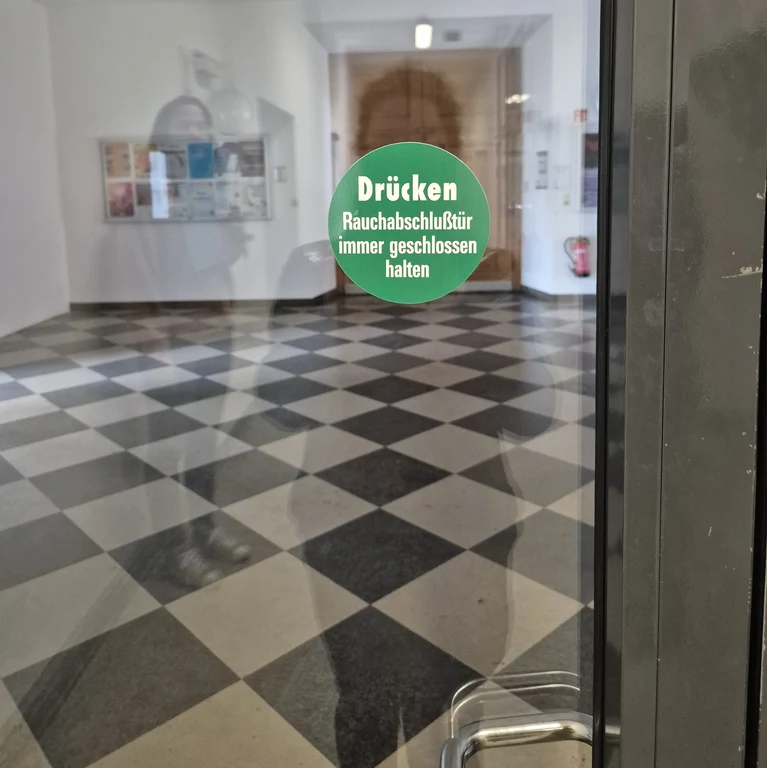 10 Wegelerstr. 10 1. OG Brandschutztür zwischen 1.F02 und 1.F04 Sticker.webp