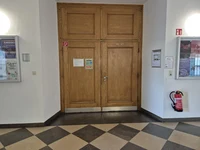 11 Wegelerstr. 10 1. OG Kleiner Hörsaal Raum 1.003 Tür.webp