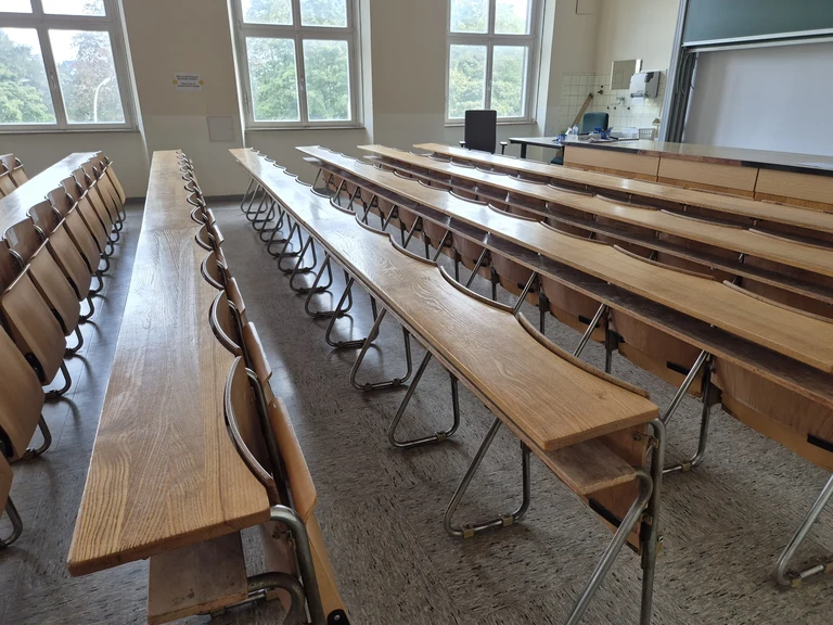 12 Wegelerstr. 10 1. OG Kleiner Hörsaal Raum 1.003 Bestuhlung.webp