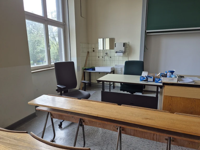 13 Wegelerstr. 10 1. OG Kleiner Hörsaal Raum 1.003 Tisch.webp