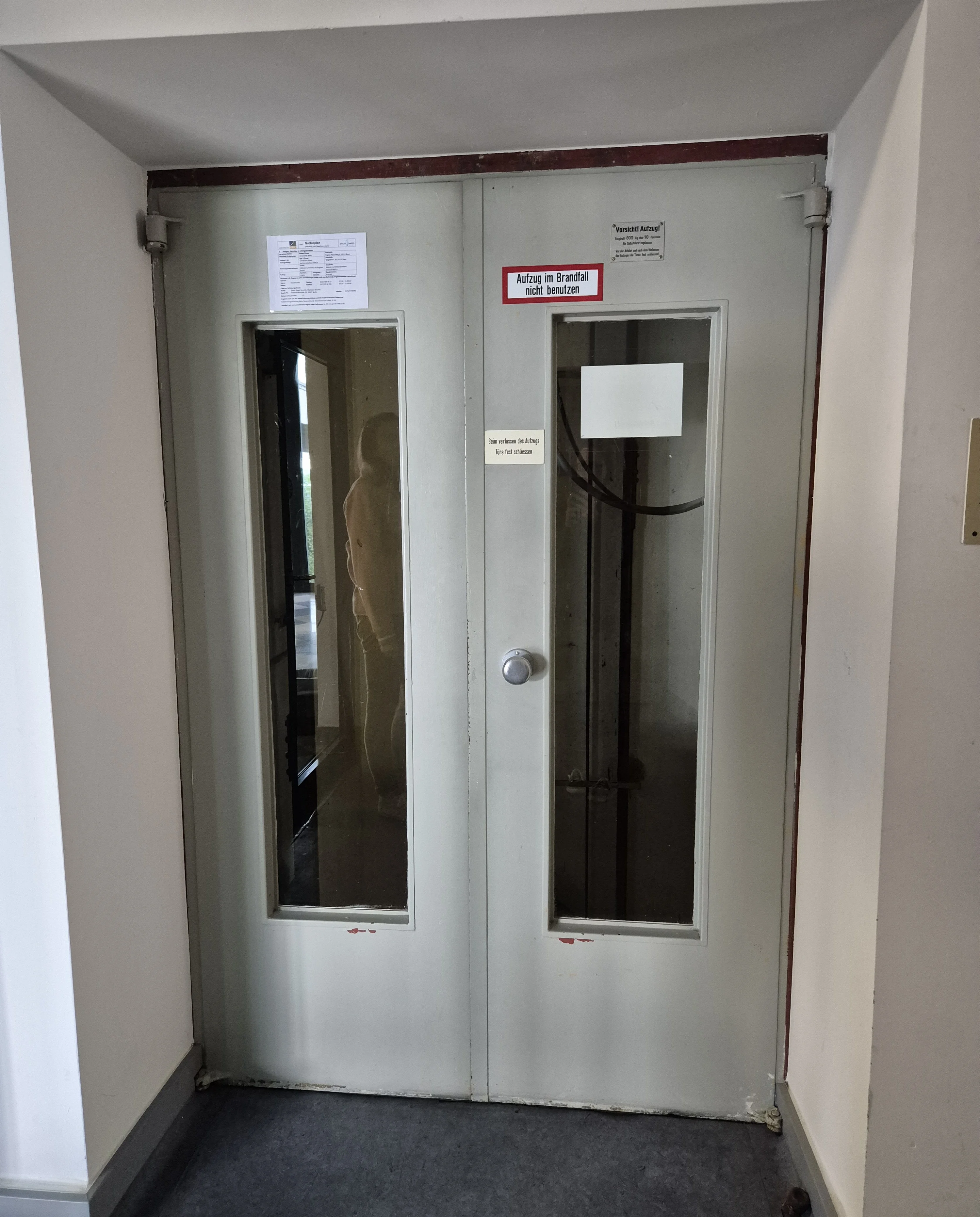 13 Wegelerstr. 10 EG Aufzug frontal.webp