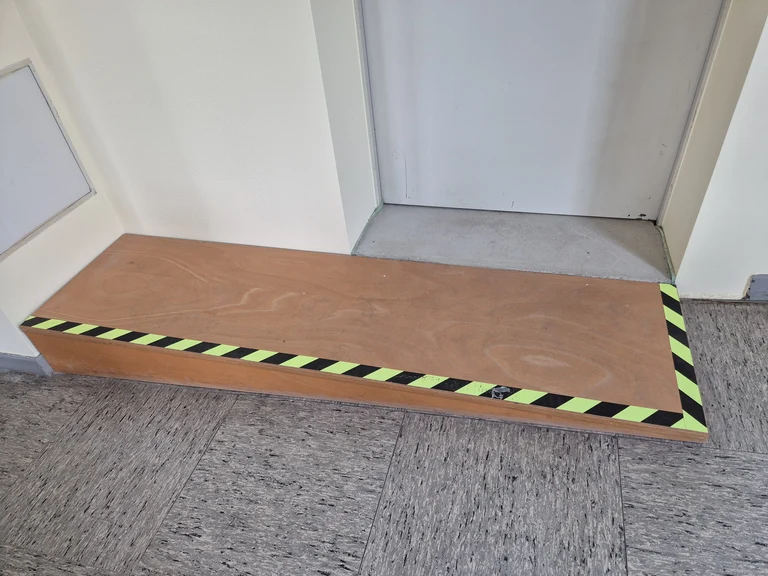 14 Wegelerstr. 10 1. OG Kleiner Hörsaal Raum 1.003 Notaufgang Stufe.webp