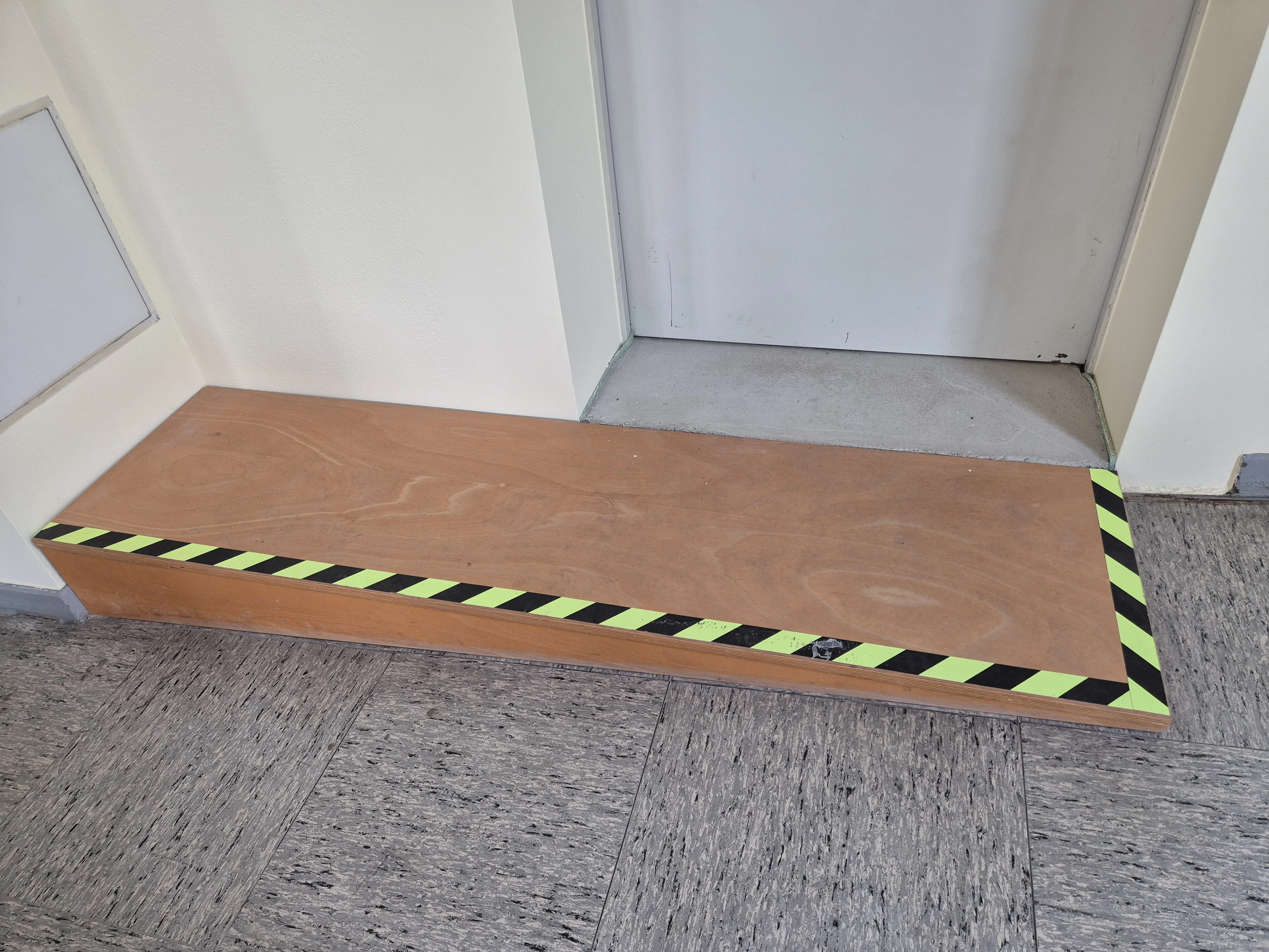 14 Wegelerstr. 10 1. OG Kleiner Hörsaal Raum 1.003 Notaufgang Stufe.webp