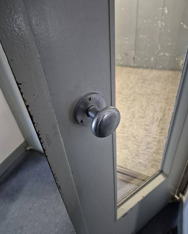 15 Wegelerstr. 10 EG Aufzug Drehknauf.webp