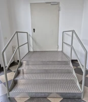 16 Wegelerstr. 10 1. OG Kleiner Hörsaal Raum 1.003 Notausgang Treppe dahinter.webp