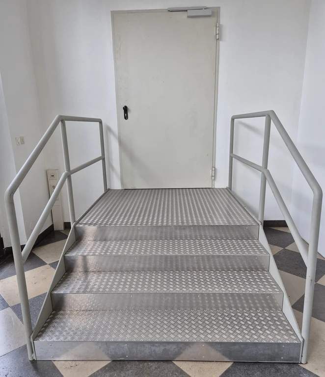 16 Wegelerstr. 10 1. OG Kleiner Hörsaal Raum 1.003 Notausgang Treppe dahinter.webp