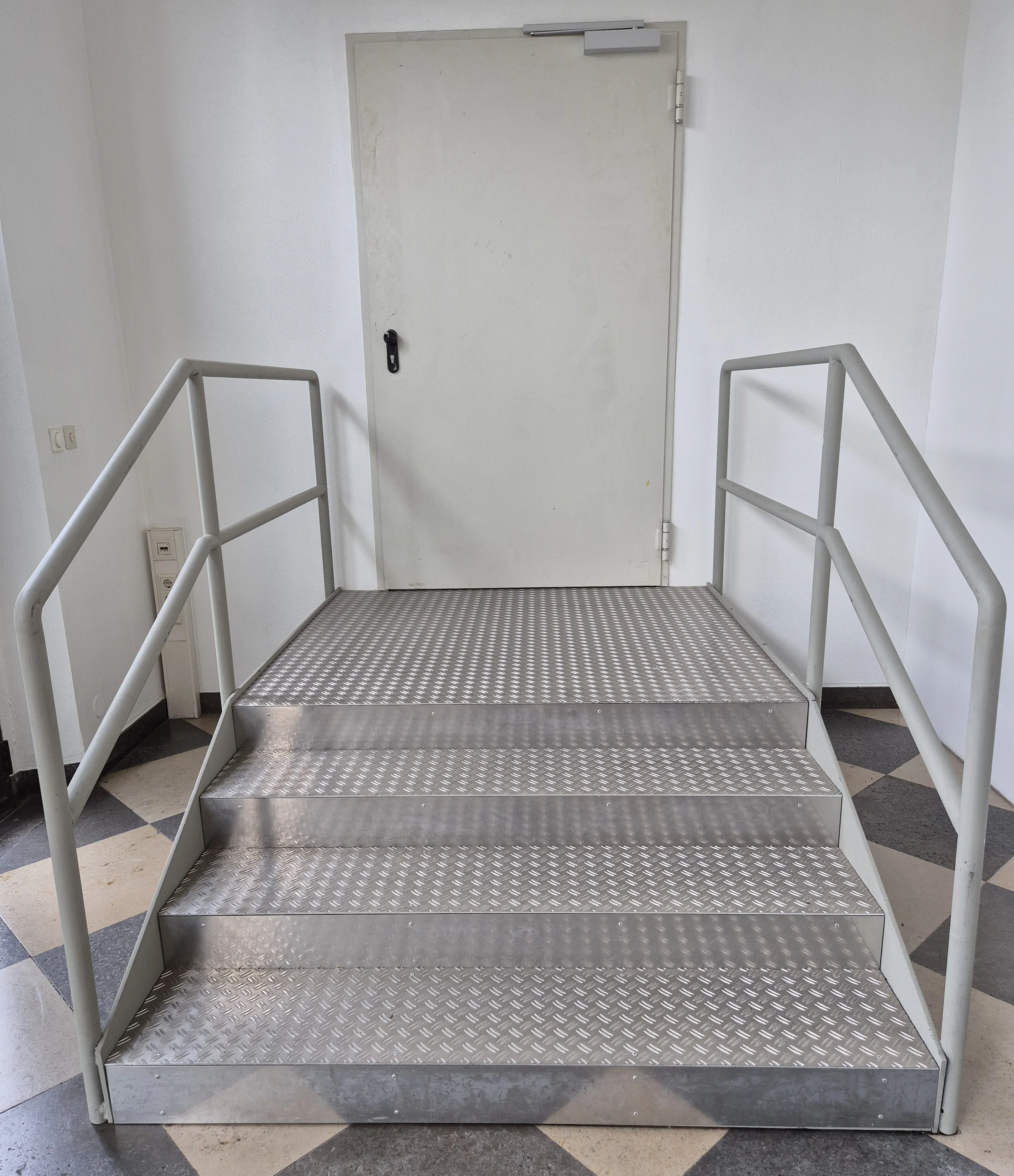 16 Wegelerstr. 10 1. OG Kleiner Hörsaal Raum 1.003 Notausgang Treppe dahinter.webp