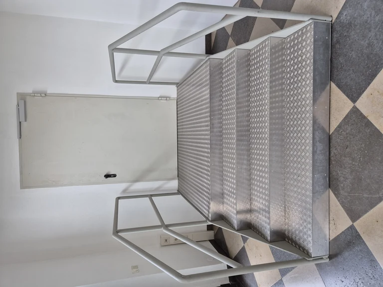 16 Wegelerstr. 10 1. OG Kleiner Hörsaal Raum 1.003 Notausgang Treppe dahinter.webp