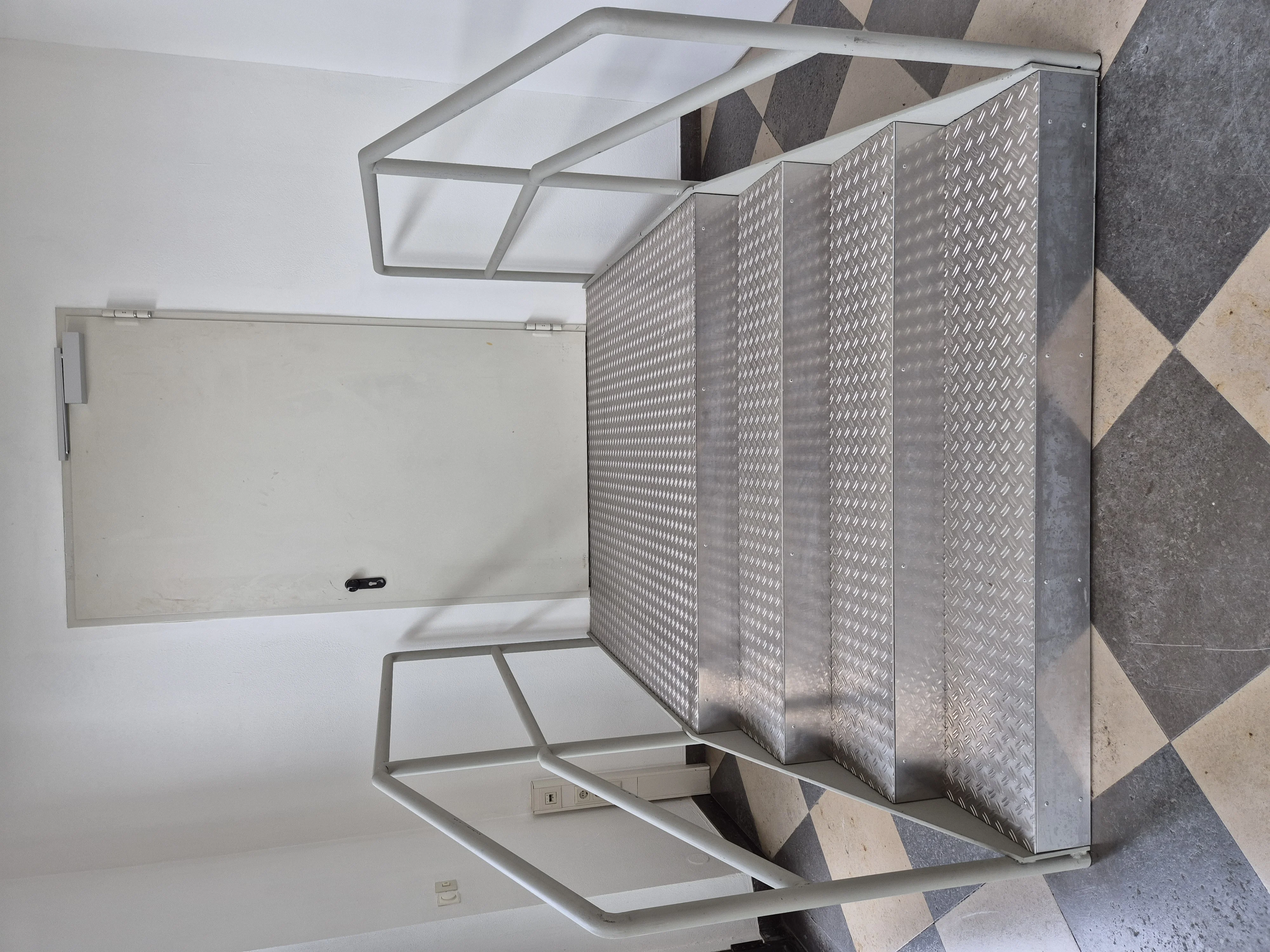 16 Wegelerstr. 10 1. OG Kleiner Hörsaal Raum 1.003 Notausgang Treppe dahinter.webp