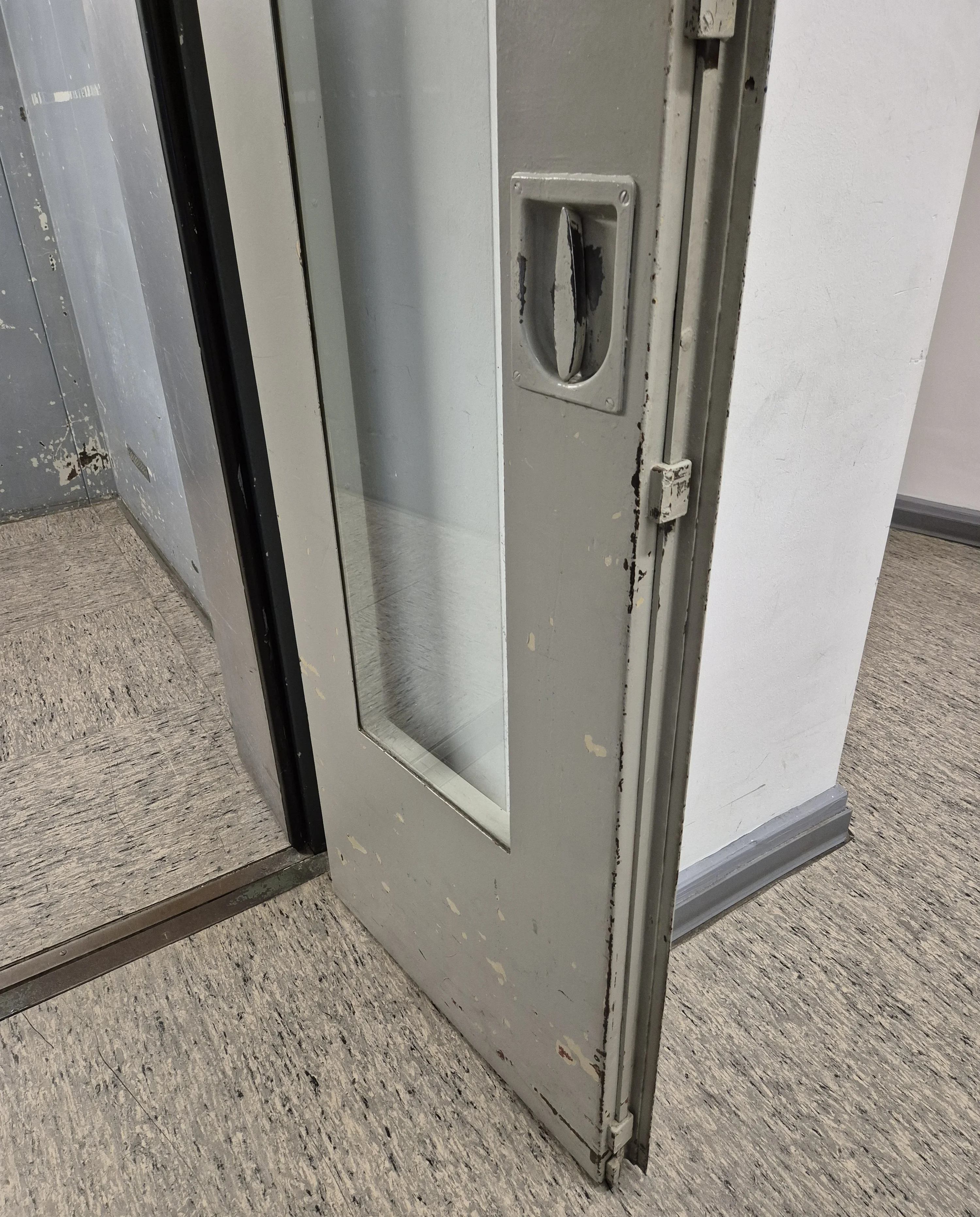 16 Wegelerstr. 10 EG Aufzug Türhebel innen.webp