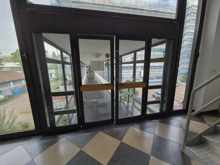 17 Wegelerstr. 10 1. OG Brücke zum HRZ bei Raum 1.003.webp