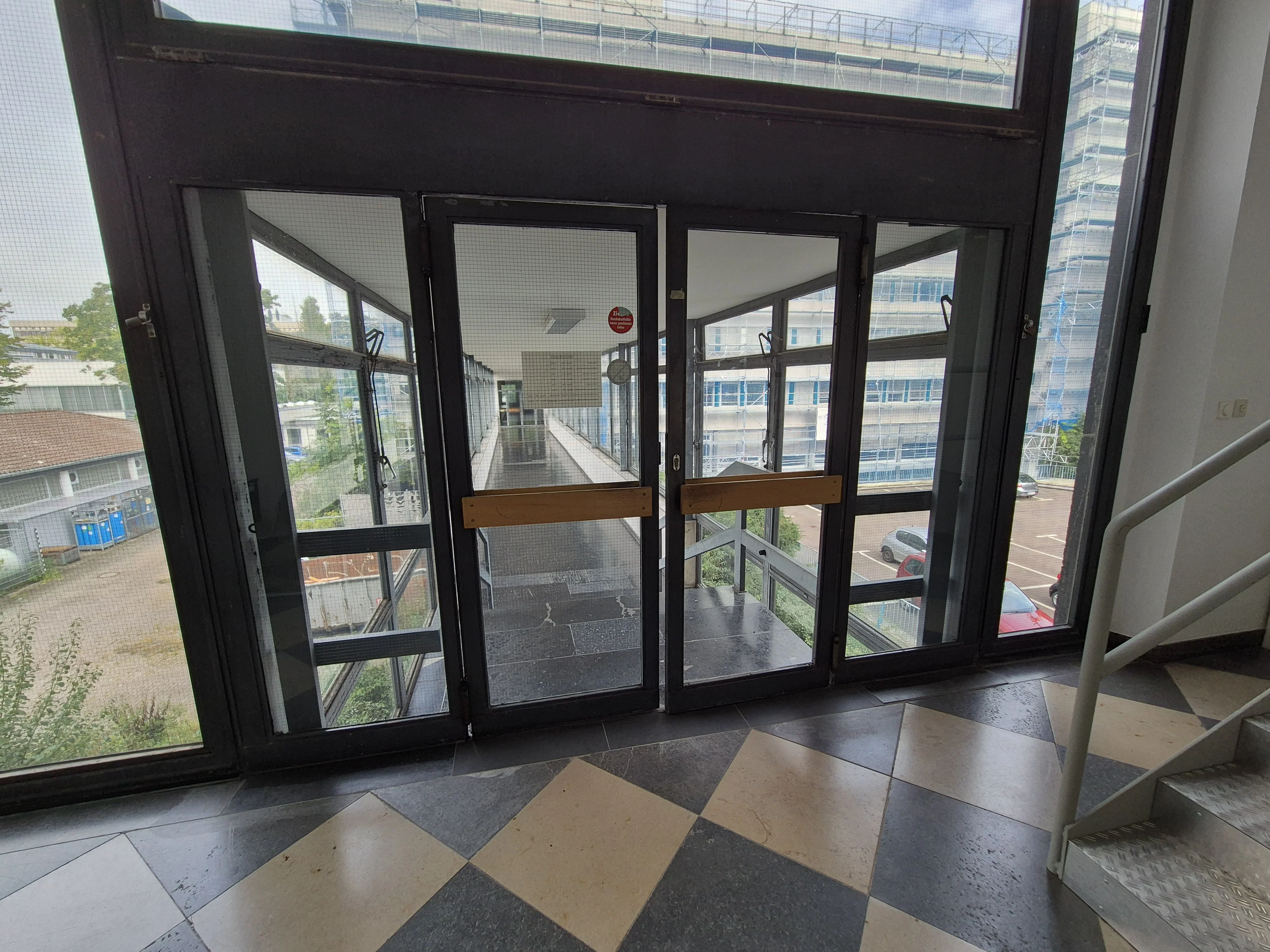 17 Wegelerstr. 10 1. OG Brücke zum HRZ bei Raum 1.003.webp