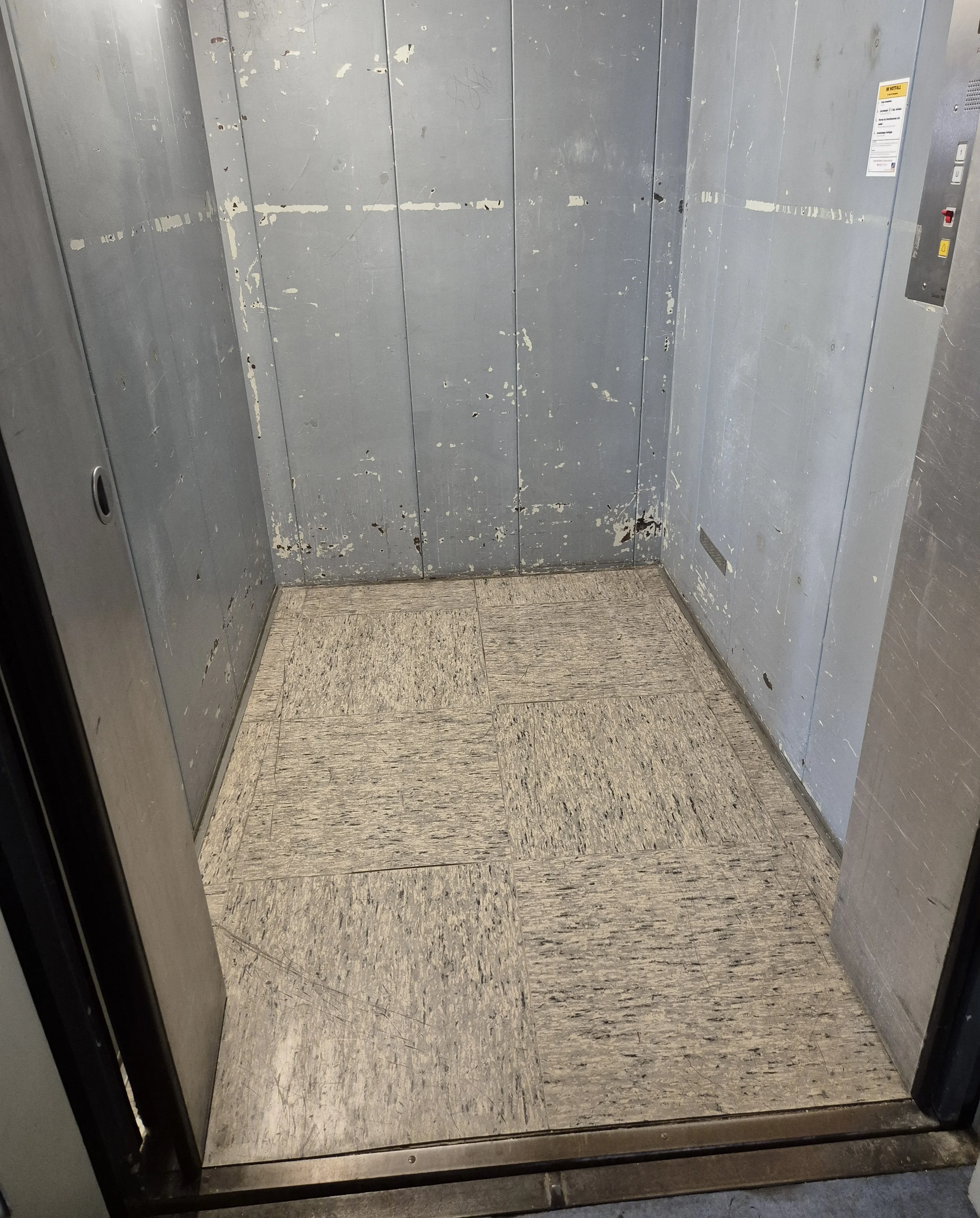 17 Wegelerstr. 10 EG Aufzug innen.webp