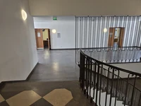 18 Wegelerstr. 10 1. OG Treppe vom Kleinen Hörsaal zum Großen Hörsaal.webp