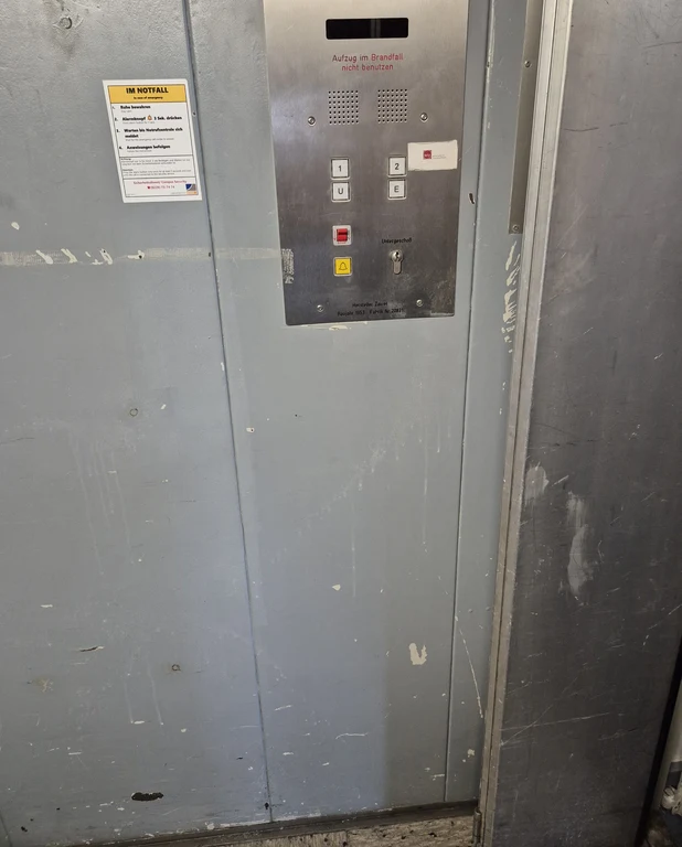 18 Wegelerstr. 10 EG Aufzug Höhe Bedienfeld.webp