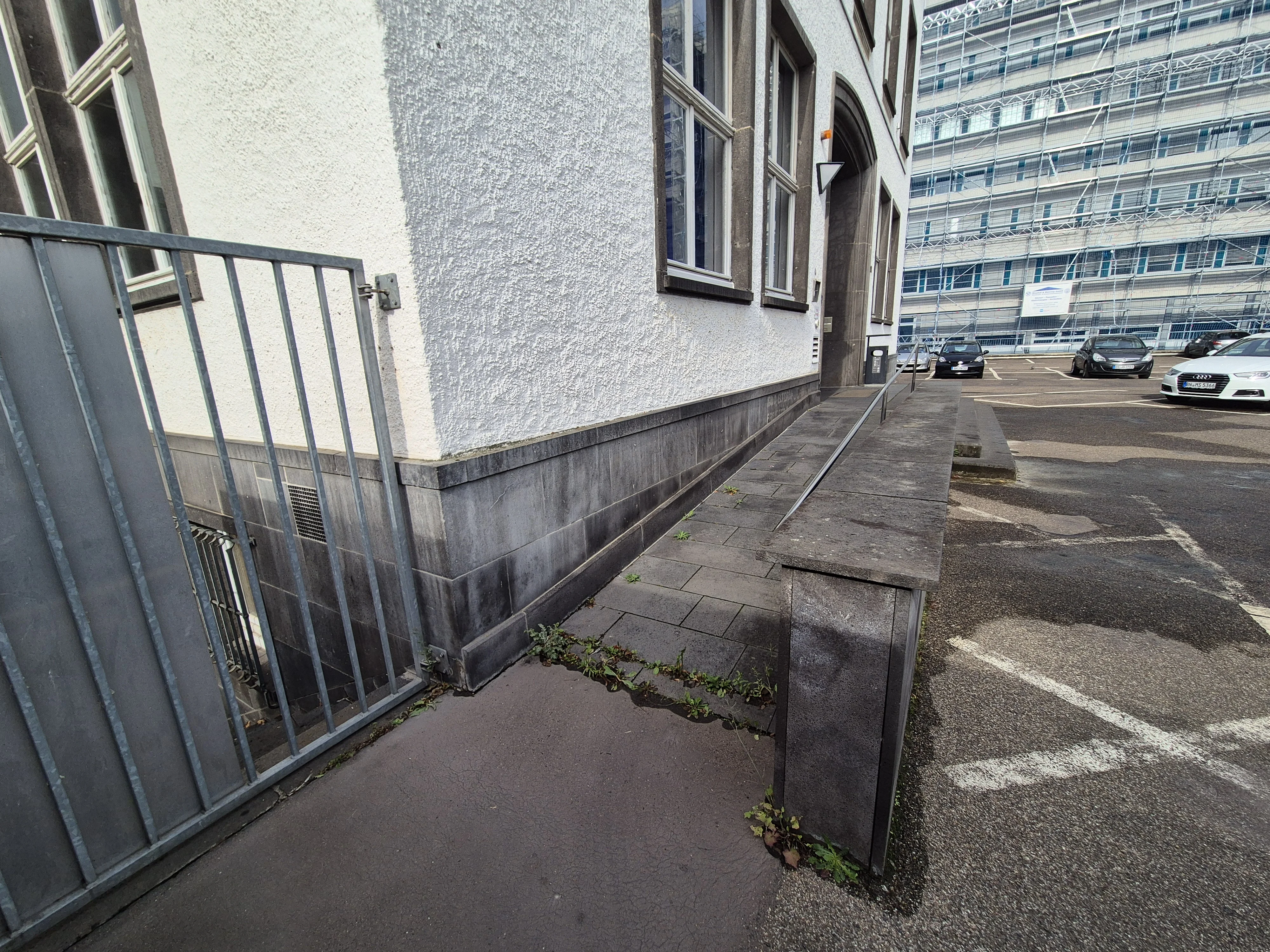 2 Wegelerstr. 10 EG Haupteingang Rampe.webp