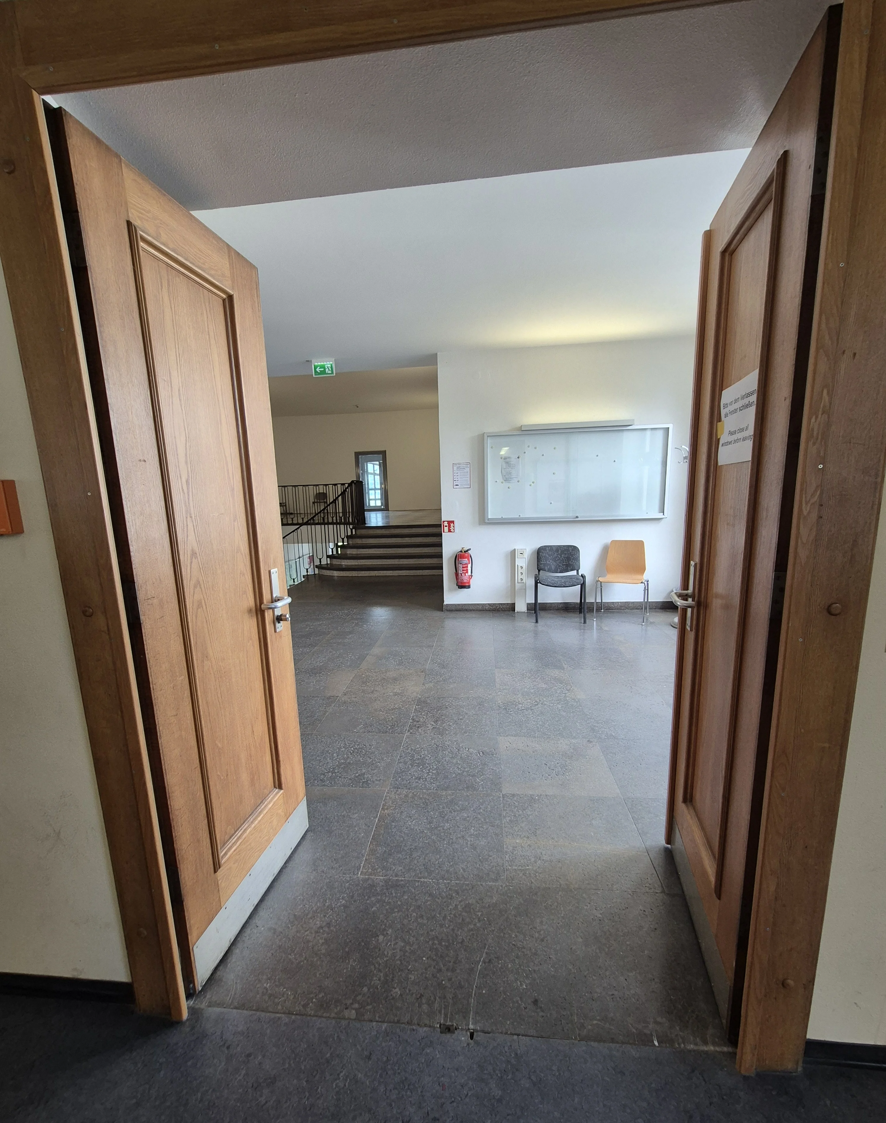 20 Wegelerstr. 10 1. OG Großer Hörsaal Raum 1.001 Türbreite.webp