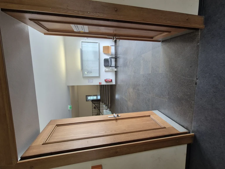 20 Wegelerstr. 10 1. OG Großer Hörsaal Raum 1.001 Türbreite.webp