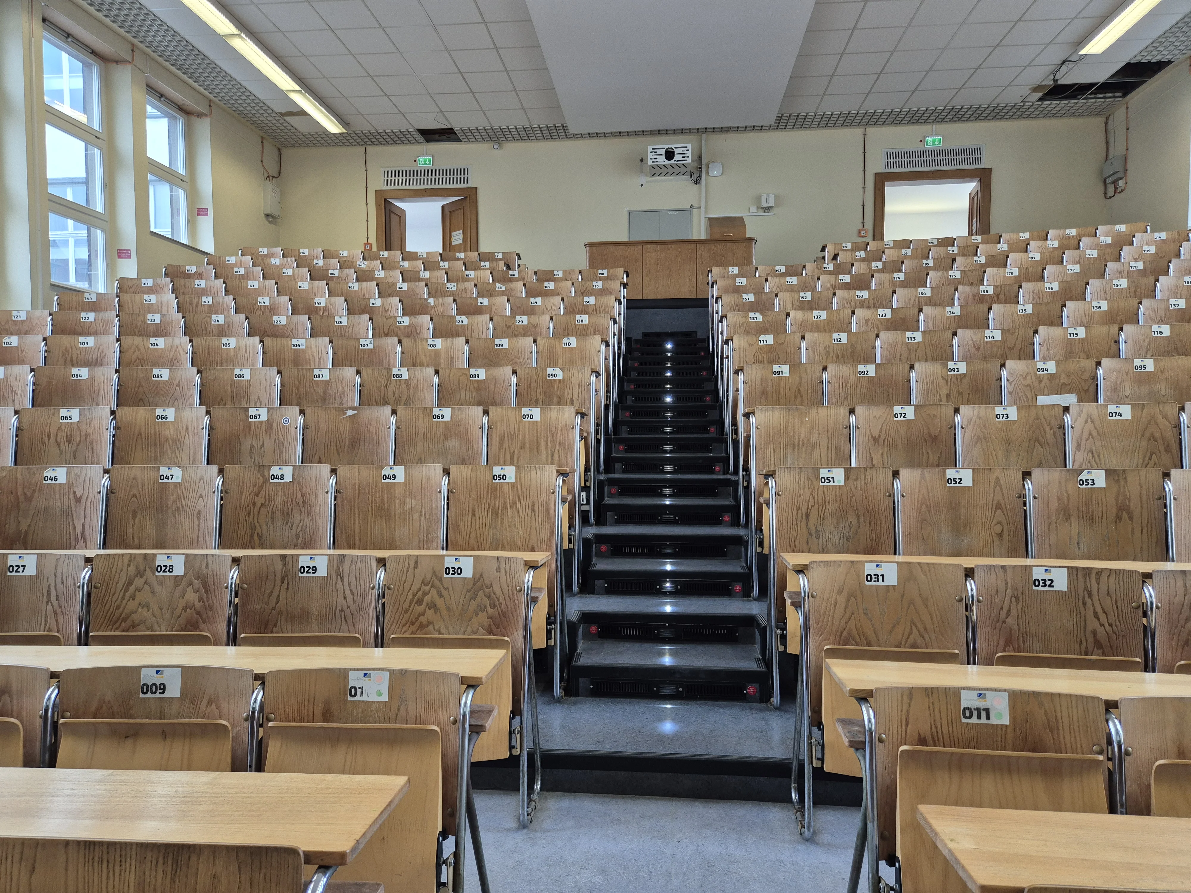 24 Wegelerstr. 10 1. OG Großer Hörsaal Raum 1.001 Treppe von unten.webp