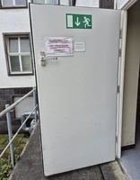 25 Wegelerstr. 10 1. OG Großer Hörsaal Raum 1.001 Notausgang unten.webp