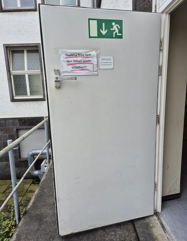 25 Wegelerstr. 10 1. OG Großer Hörsaal Raum 1.001 Notausgang unten.webp