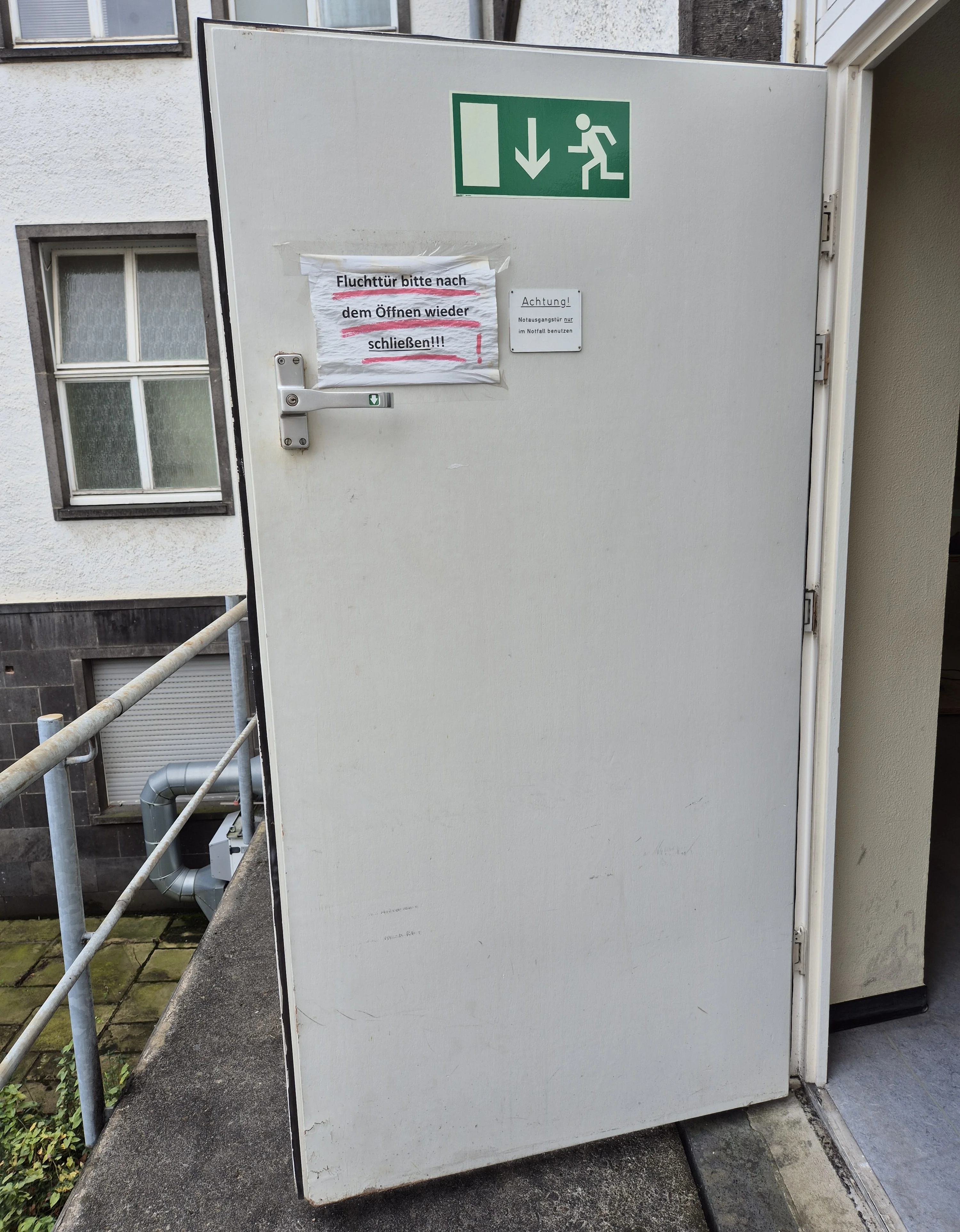 25 Wegelerstr. 10 1. OG Großer Hörsaal Raum 1.001 Notausgang unten.webp