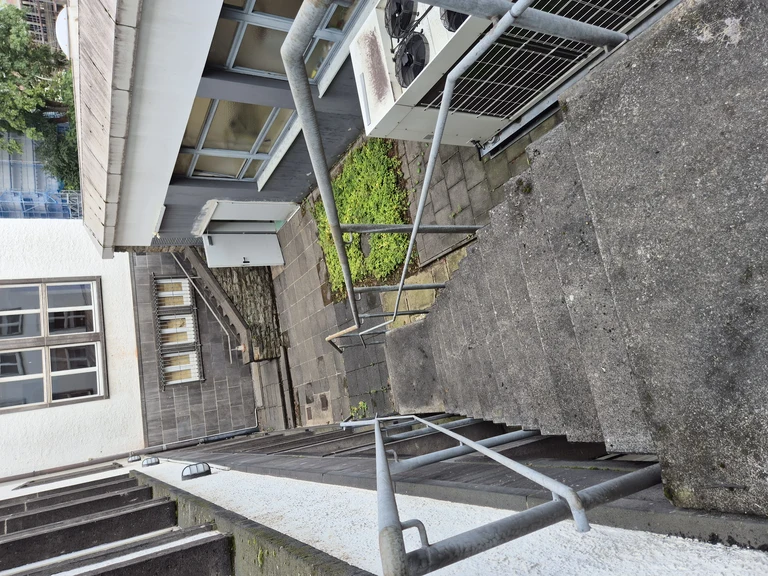 26 Wegelerstr. 10 1. OG Großer Hörsaal Raum 1.001 Notausgang unten.webp