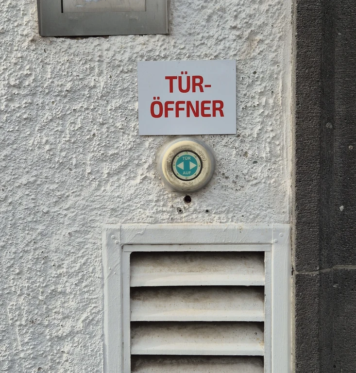 3 Wegelerstr. 10 EG Haupteingang Türöffner.webp