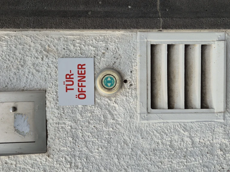3 Wegelerstr. 10 EG Haupteingang Türöffner.webp