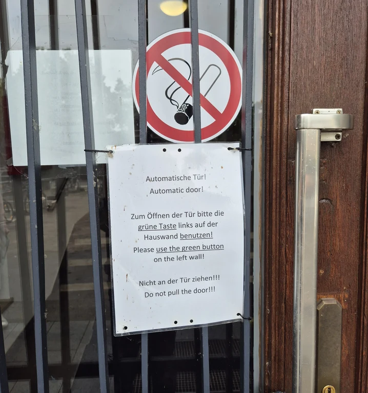 4 Wegelerstr. 10 EG Haupteingang Türschild.webp