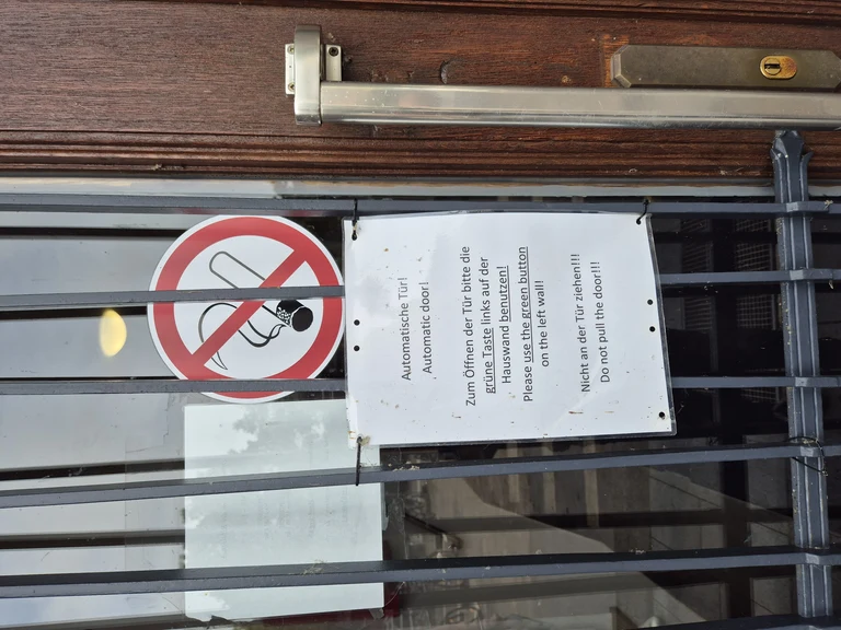 4 Wegelerstr. 10 EG Haupteingang Türschild.webp