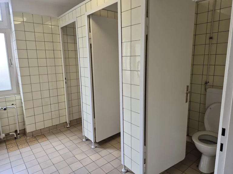 9 Wegelerstr. 10 EG 0.005 Damentoilette Kabinen.webp